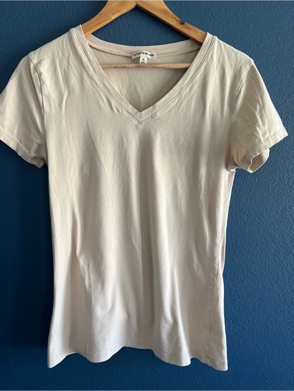 Zenana Outfitters Cream V-Neck Short Sleeve Tee